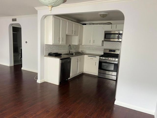 18555 Collins Street C8, Tarzana, CA 91356