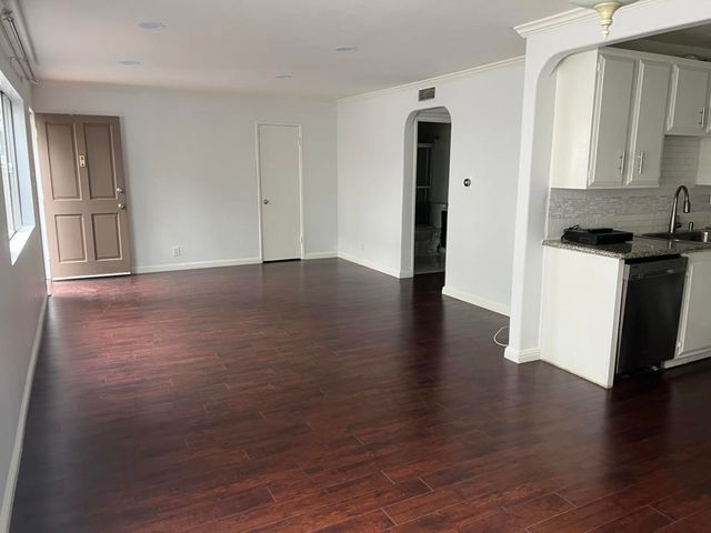 18555 Collins Street C8, Tarzana, CA 91356