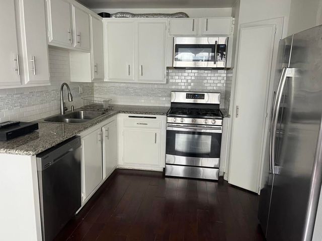 18555 Collins Street C8, Tarzana, CA 91356