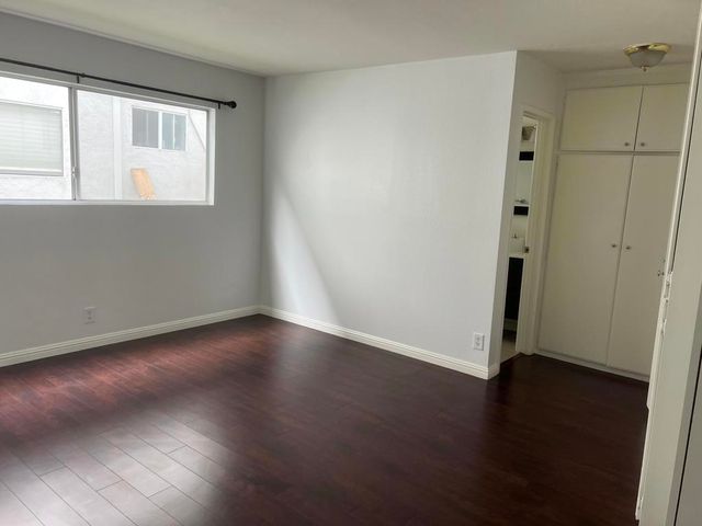 18555 Collins Street C8, Tarzana, CA 91356