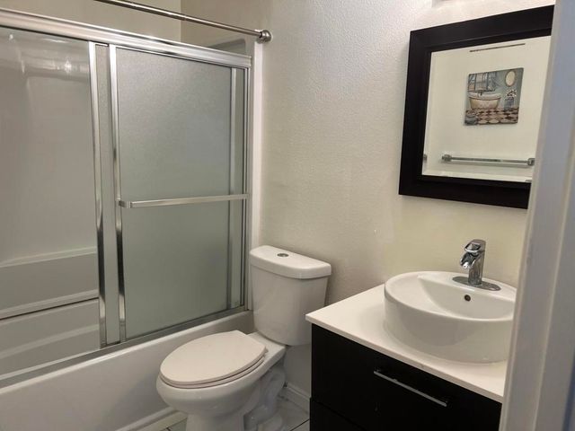 18555 Collins Street C8, Tarzana, CA 91356