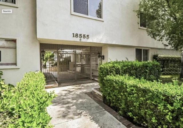 18555 Collins Street C8, Tarzana, CA 91356