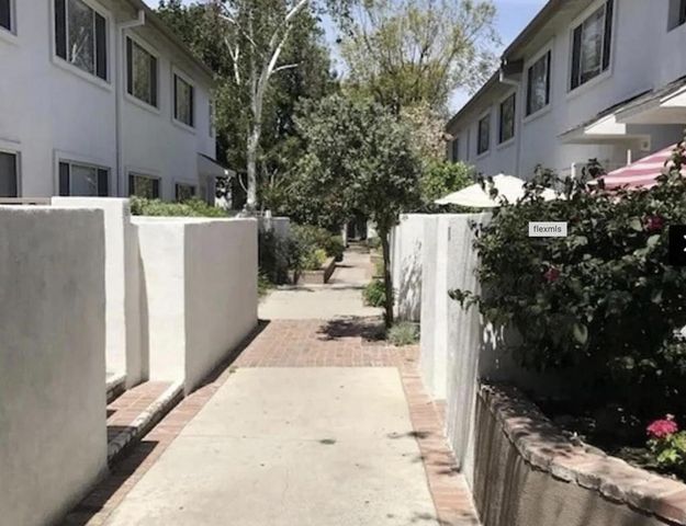 18555 Collins Street C8, Tarzana, CA 91356