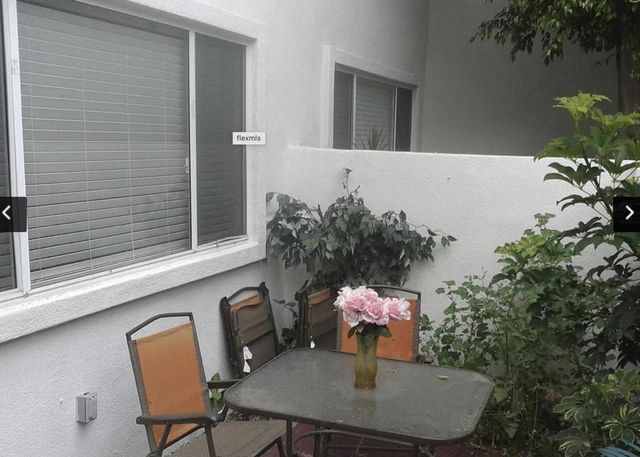 18555 Collins Street C8, Tarzana, CA 91356