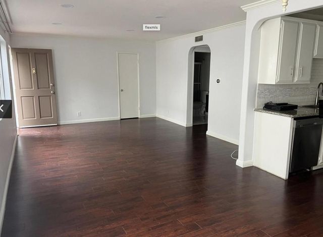 18555 Collins Street C8, Tarzana, CA 91356