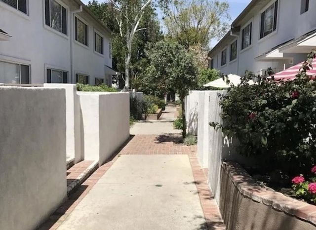 18555 Collins Street C8, Tarzana, CA 91356
