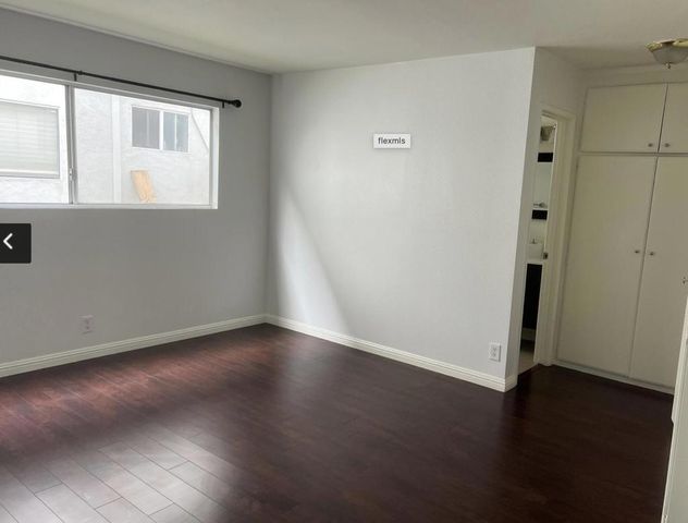 18555 Collins Street C8, Tarzana, CA 91356