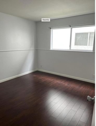 18555 Collins Street C8, Tarzana, CA 91356