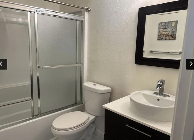 18555 Collins Street C8, Tarzana, CA 91356