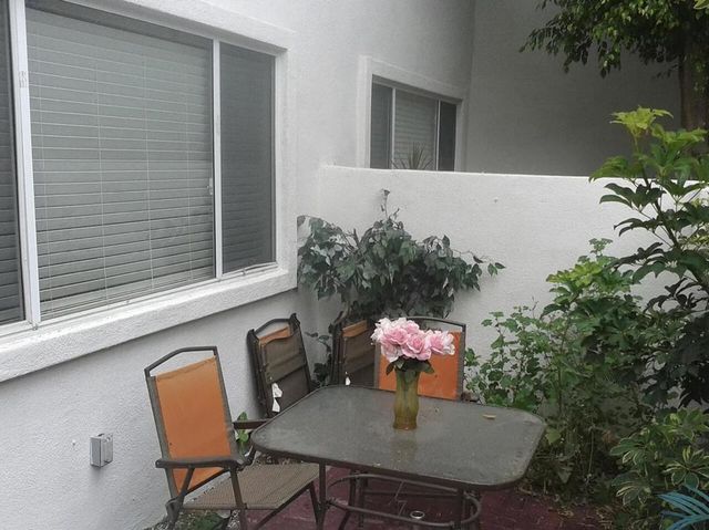 18555 Collins Street C8, Tarzana, CA 91356