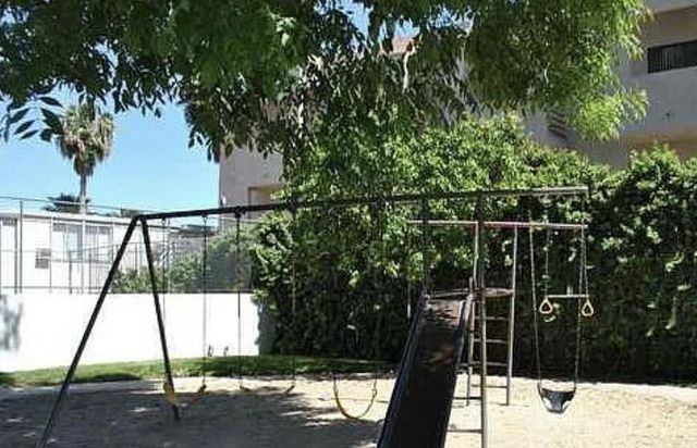18555 Collins Street C8, Tarzana, CA 91356