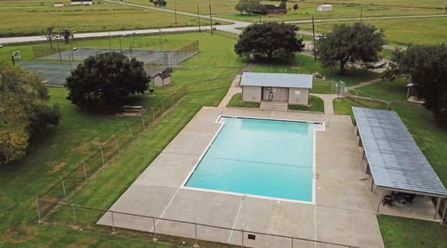 000 Lariat Court, Angleton, TX 77515