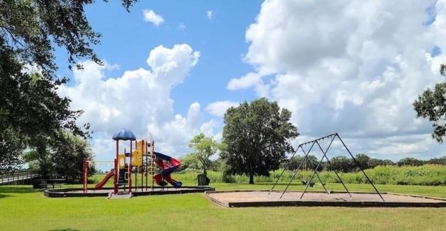 000 Lariat Court, Angleton, TX 77515