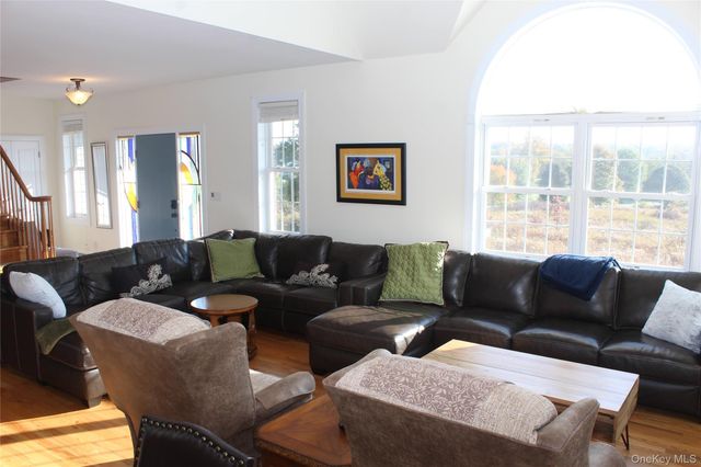 12 Neveles Pride Court, Pine Bush, NY 12566
