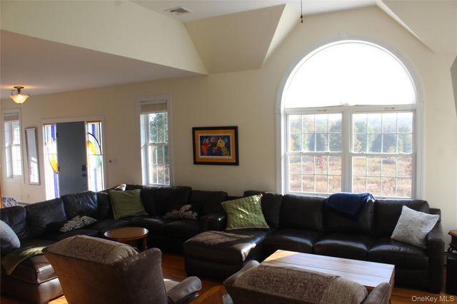12 Neveles Pride Court, Pine Bush, NY 12566