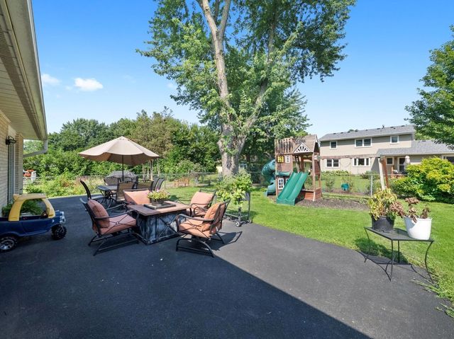 1071 Almond Drive, Aurora, IL 60506