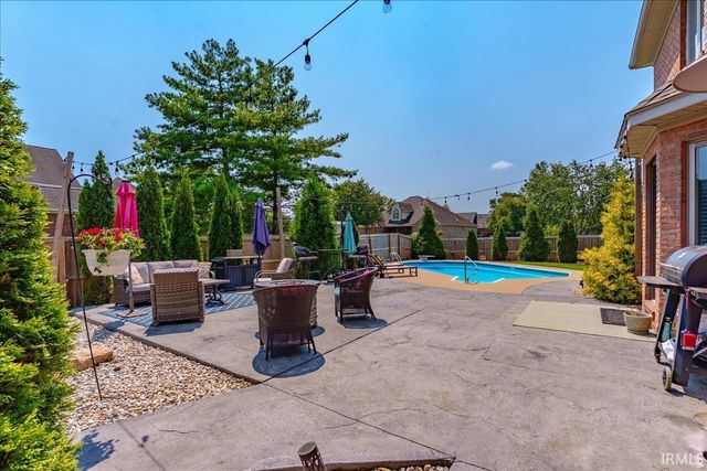 8077 Clearview Drive, Newburgh, IN 47630