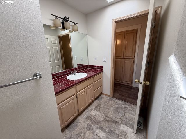 16628 Sw JORDAN Way, Portland, OR 97224