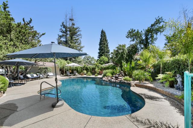 9105 Sunset Ave, Fair Oaks, CA 95628