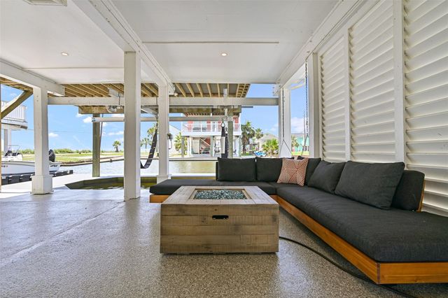 16716 Tahiti Way, Jamaica Beach, TX 77554