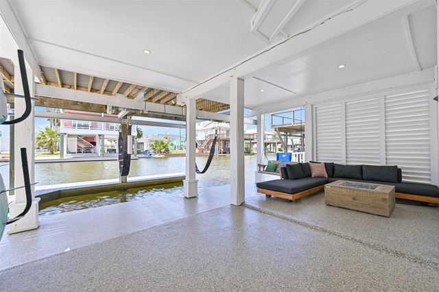 16716 Tahiti Way, Jamaica Beach, TX 77554