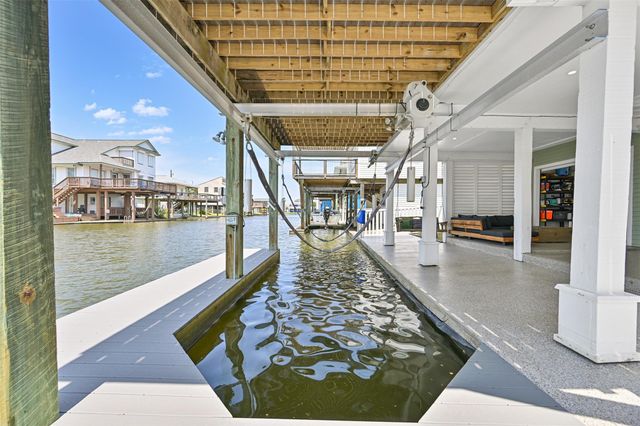 16716 Tahiti Way, Jamaica Beach, TX 77554