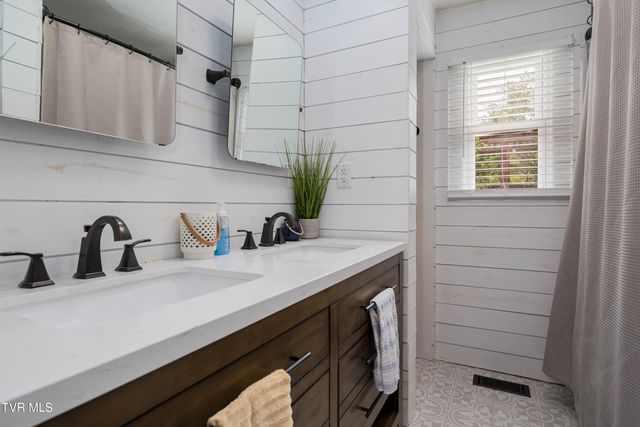 214 Wilson Avenue, Elizabethton, TN 37643