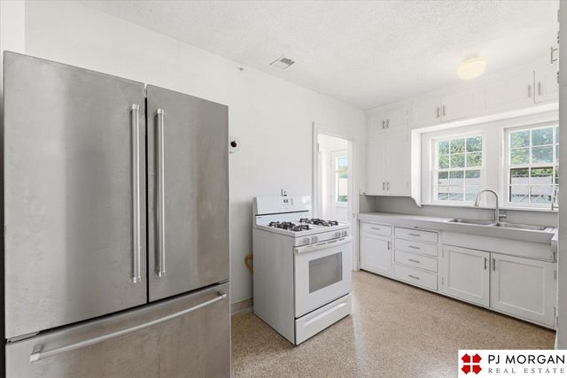 4402 pierce Street, Omaha, NE 68105