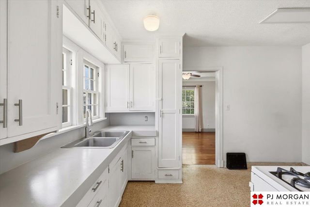 4402 pierce Street, Omaha, NE 68105