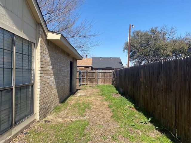2425 Limestone Drive, Arlington, TX 76014