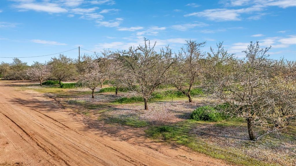 Image 12 of property listing at 12009 E Shaw Avenue, Clovis, CA 93619