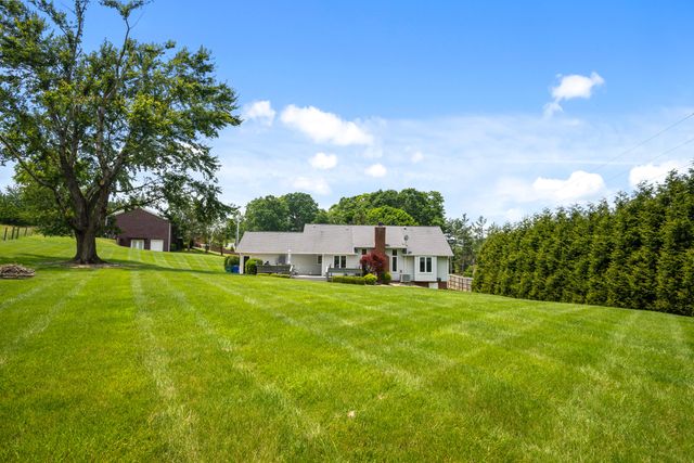 2395 Giles DR, Christiansburg, VA 24073