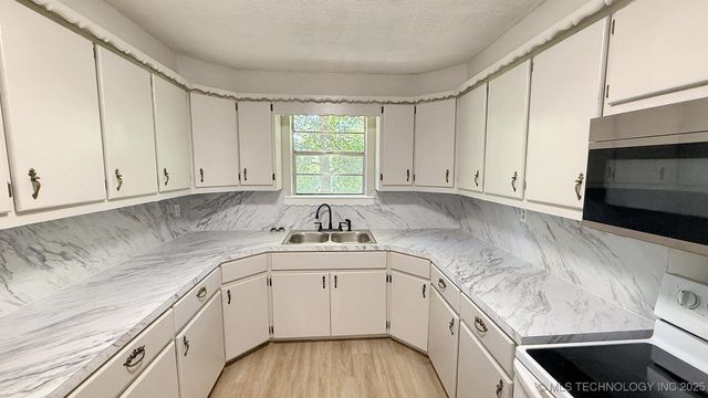 20596 E Whipperwill Road, Tahlequah, OK 74464