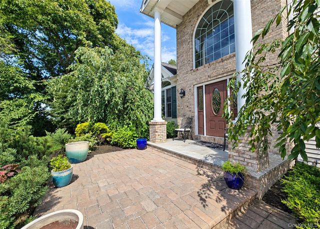 5 Keystone Court, Smithtown, NY 11787