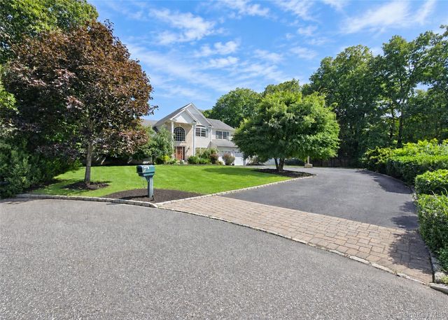 5 Keystone Court, Smithtown, NY 11787