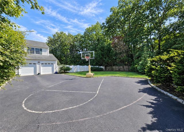 5 Keystone Court, Smithtown, NY 11787