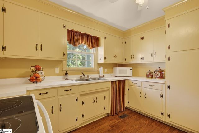 323 Workman Avenue, Woodruff, SC 29388