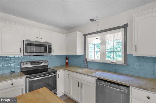 223 WOODBRIDGE LN, Douglassville, PA 19518