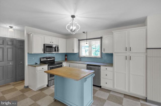 223 WOODBRIDGE LN, Douglassville, PA 19518