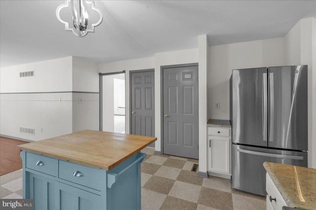 223 WOODBRIDGE LN, Douglassville, PA 19518