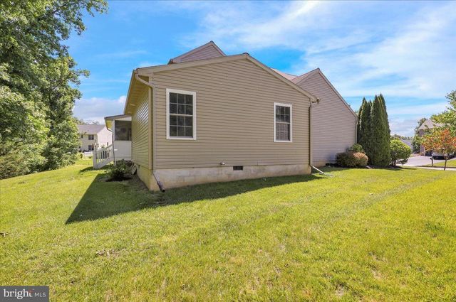 223 WOODBRIDGE LN, Douglassville, PA 19518