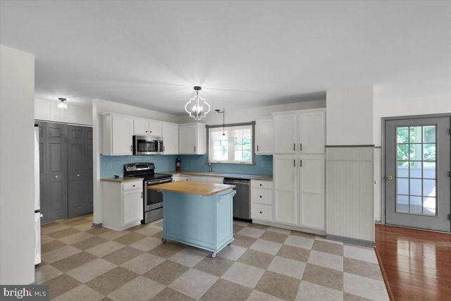 223 WOODBRIDGE LN, Douglassville, PA 19518