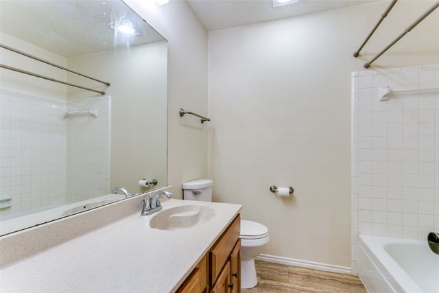 818 Blessing Creek Drive, Euless, TX 76039