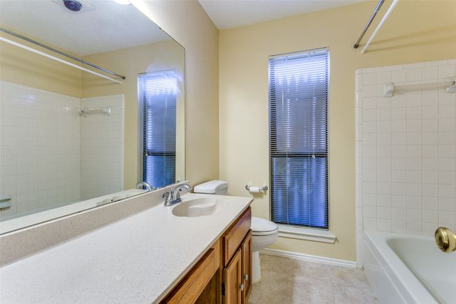 818 Blessing Creek Drive, Euless, TX 76039