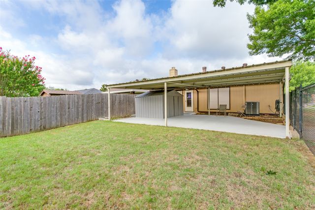 818 Blessing Creek Drive, Euless, TX 76039