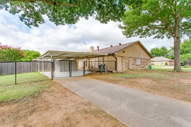 818 Blessing Creek Drive, Euless, TX 76039