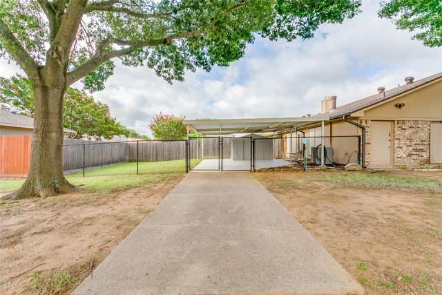 818 Blessing Creek Drive, Euless, TX 76039