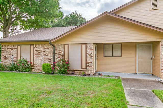 818 Blessing Creek Drive, Euless, TX 76039