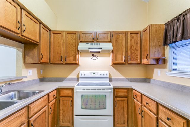 818 Blessing Creek Drive, Euless, TX 76039