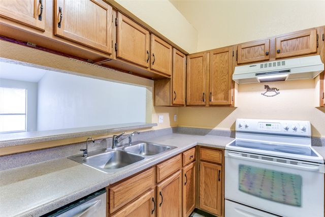 818 Blessing Creek Drive, Euless, TX 76039